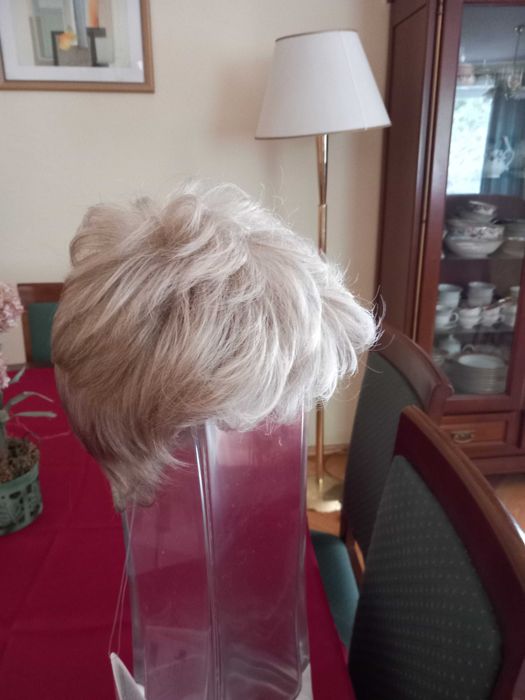 Piękna peruka - nowa