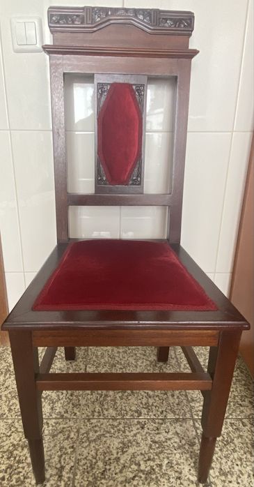 Duas Cadeiras de Época em Madeira Nobre e Veludo Carmesim