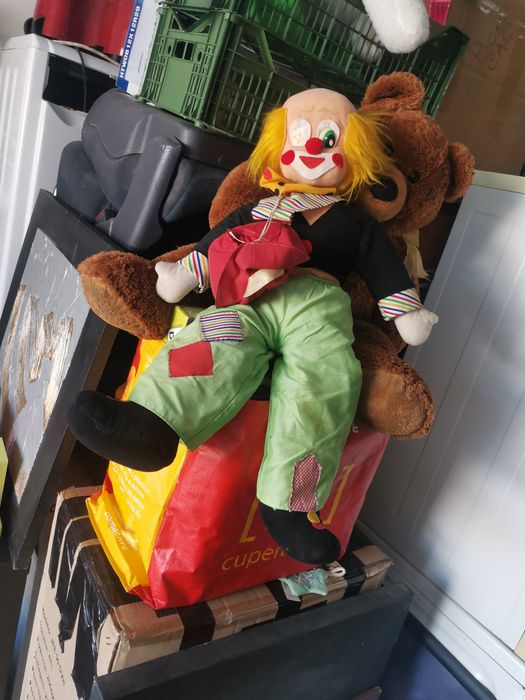 Vários brinquedos e peluches para crianças