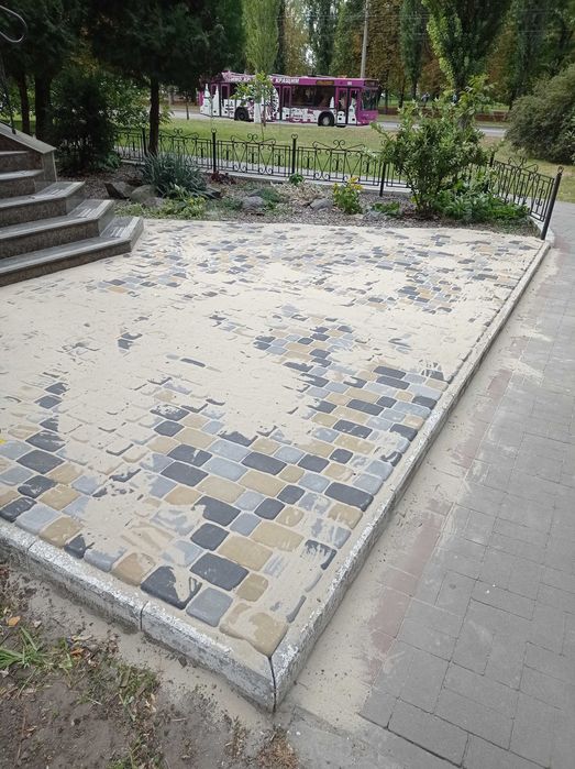 Укладка тротуарной плитки а також продаж
