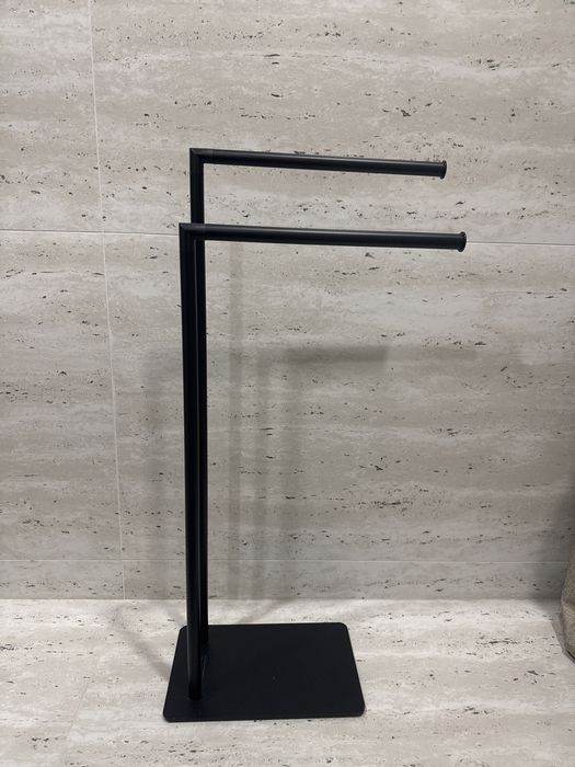 Toalheiro de pé preto