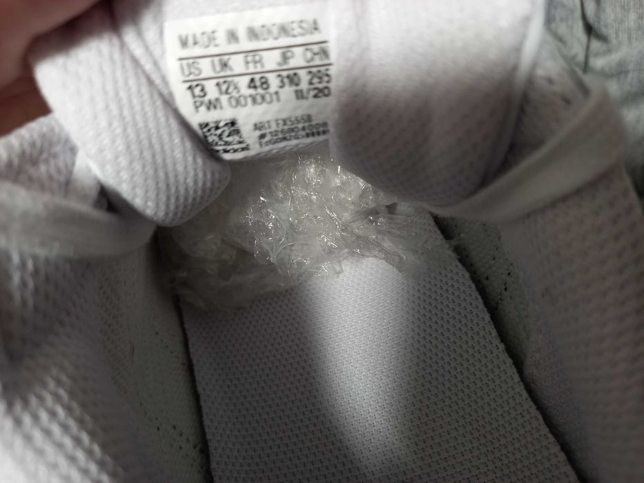 Adidas Superstar z grafiką.