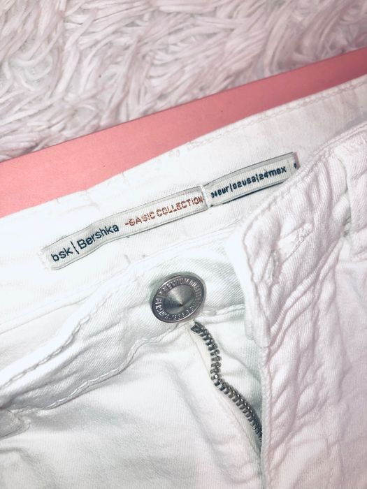 Białe krótkie spodenki szorty BERSHKA NOWE