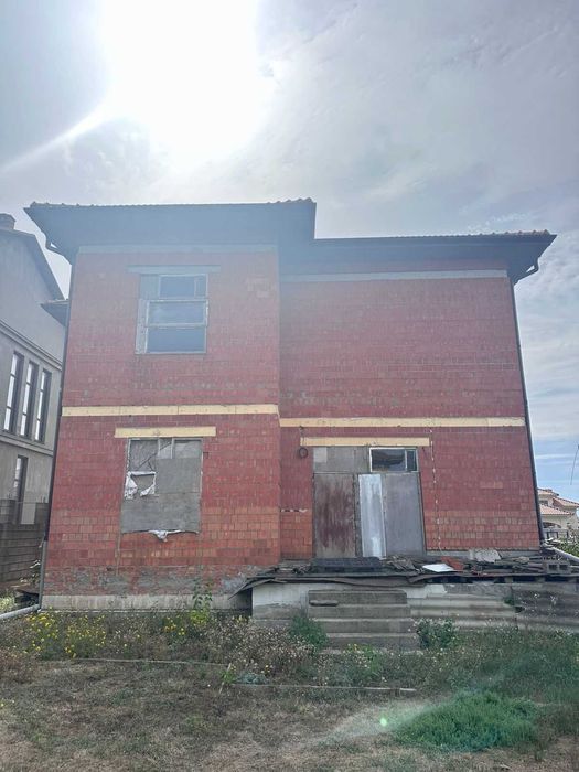 Дом из красного кирпича в Совиньоне — кто ценит качество и комфорт!