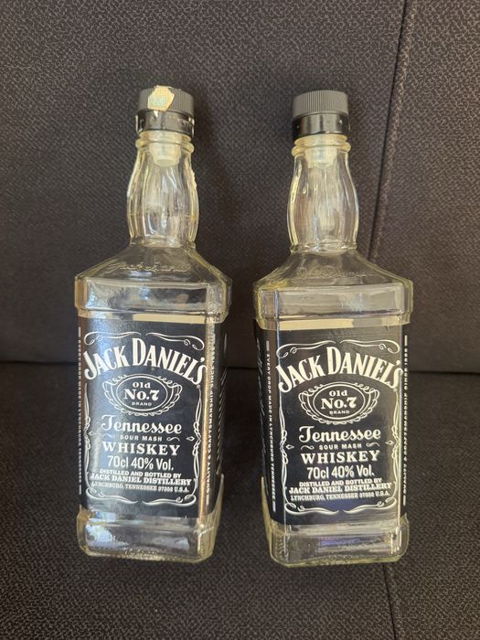 Jack Denials - garrafas vazias