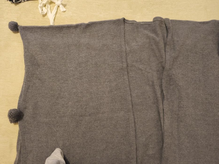 capa com pompons cinzenta