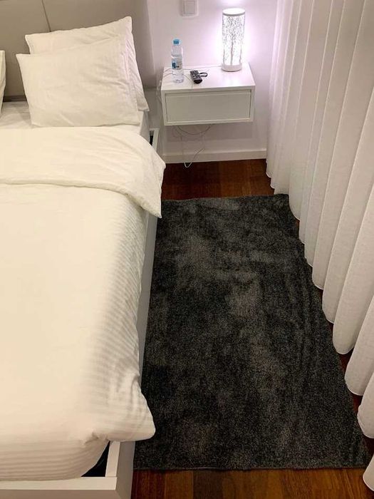 Tapete de quarto cinzento
