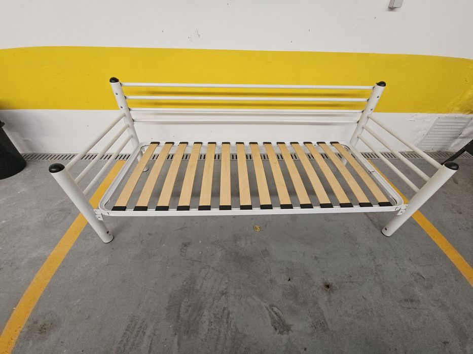 Cama individual com estrado e colchão