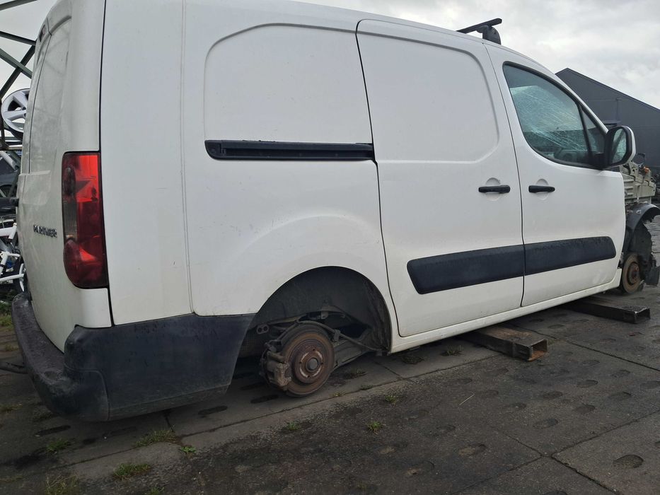 Peugeot Partner II Maxi na Części 1.6HDI 9HX 3 osobowy Zdrowe Drzwi