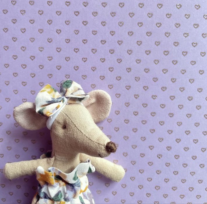 Tapeta do domku dla myszki maileg lalki barbie sylvanian - fiolet i serduszka w złocie