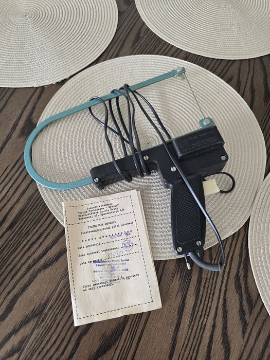 elektromagnetyczna piłka włosowa (wyrzynarka) z okresu PRL-u, wyprodukowana przez zakłady „Grupa Techniczna - Urania” w Warszawie.