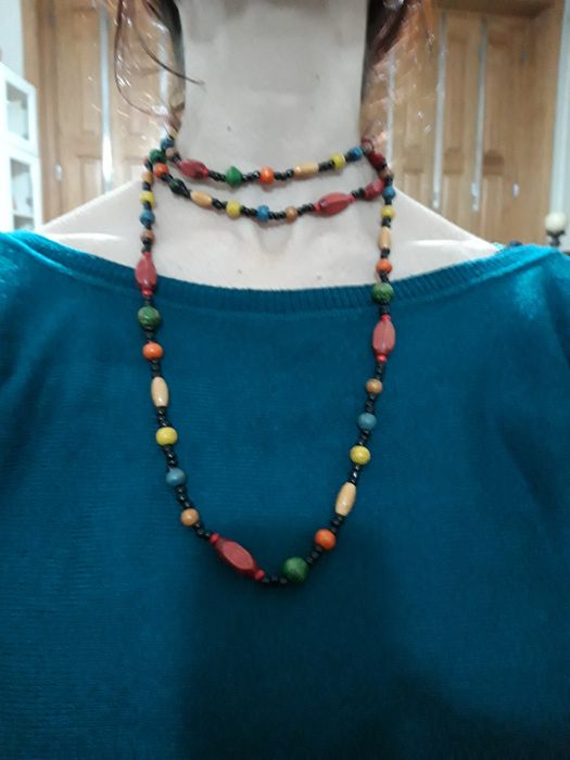 Colar comprido de contas e missangas de várias cores