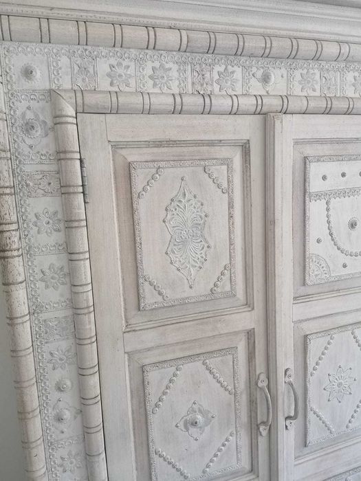 Móvel de sala de estar antigo, com detalhes decorativos.