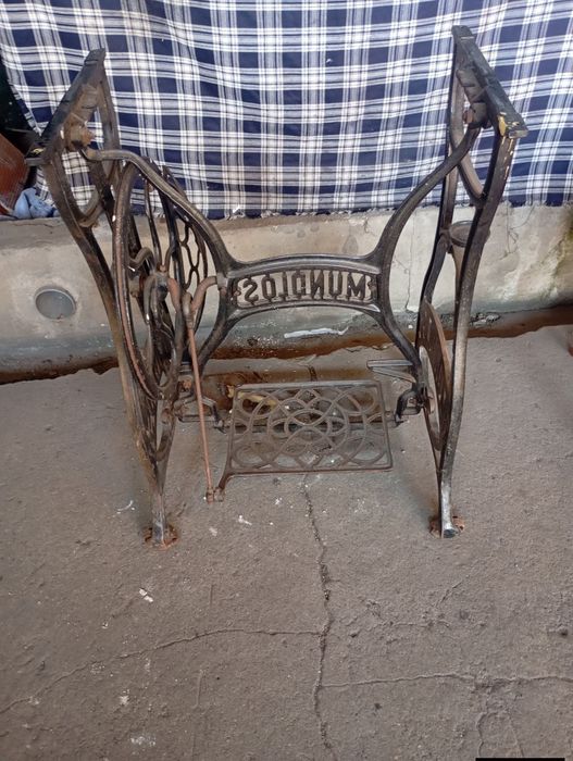 Vendo pé de máquina de costura muito bonito bom estado