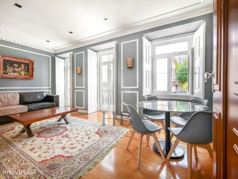 Apartamento T2 com Charme Clássico Renovado na Lapa | Lisboa