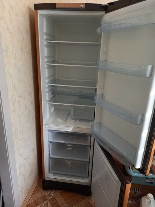 Продам холодильник Indesit