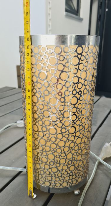 Candeeiro de mesa com rendilhado em metal