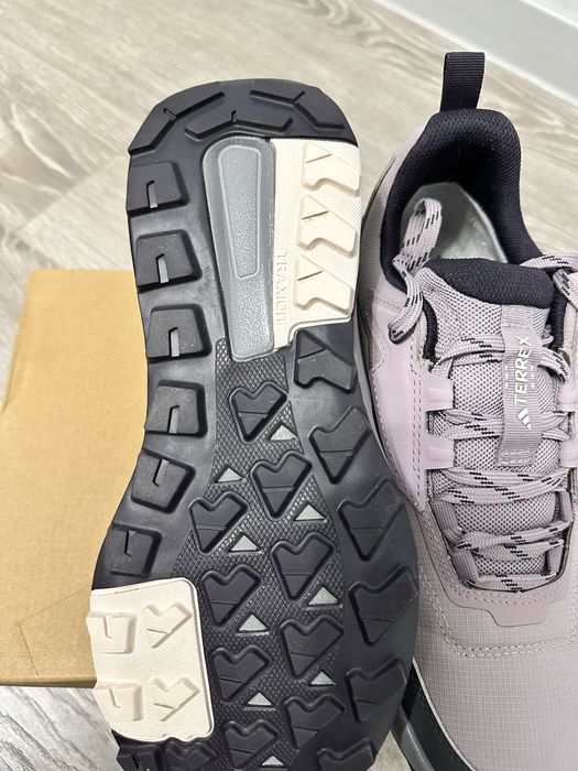 Жіночі кросівкі adidas terrex водовідштовхуючі.