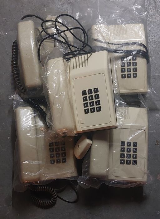 Telefones antigos de teclas, brancos