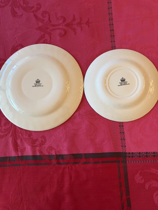 Dois pratos de porcelana inglesas  Wessex, novos.