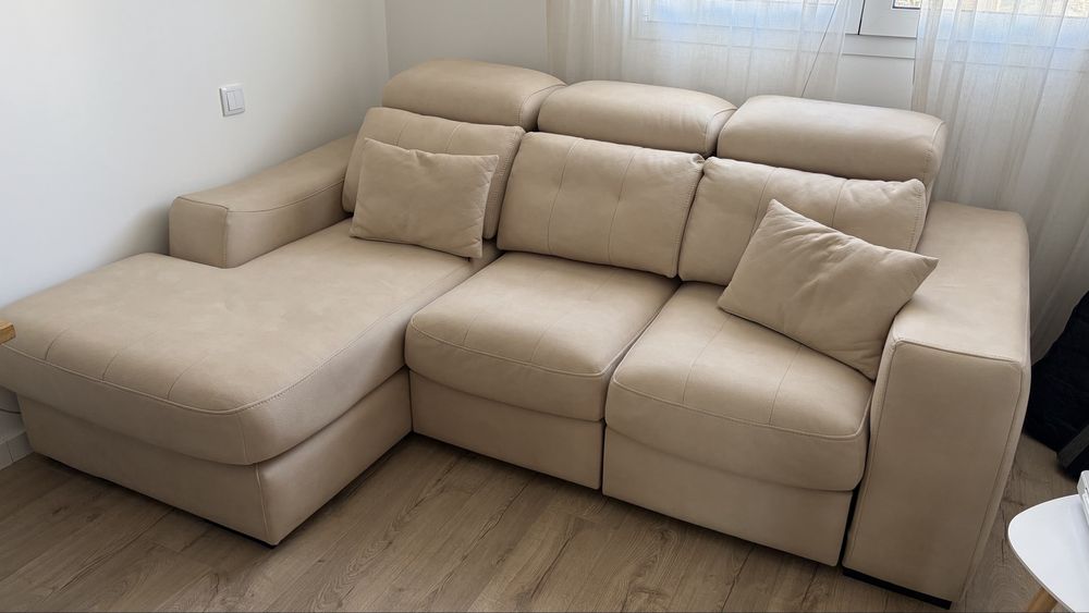Sofá da OK SOFÁS, modelo Natal, com 3 anos e muito pouco uso.