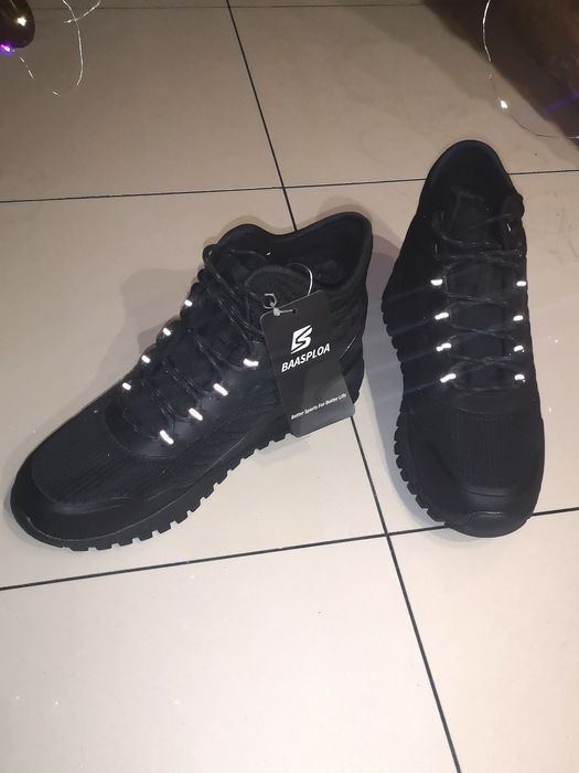 Нові зимові жіночі кросівки 39 розміру.