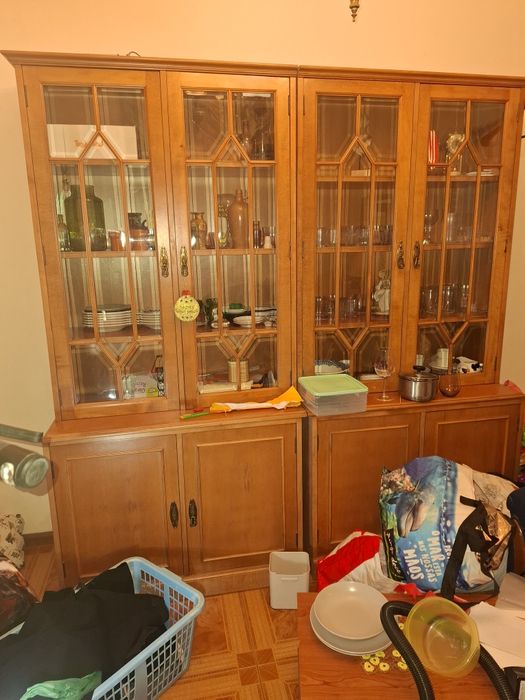 Dá-se dois sofas e um móvel de sala