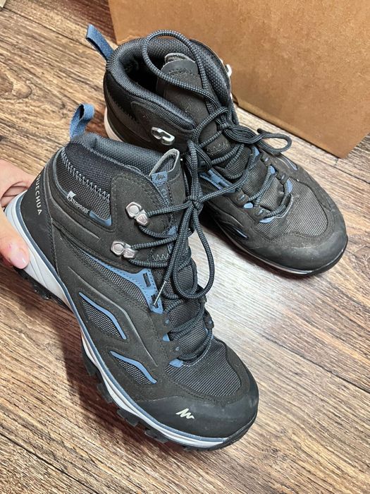 Чоловічі трекінгові черевики Quechua MH100 Mid від бренду Decathlon.