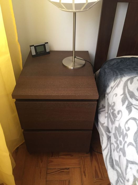 Cama + mesas de cabeceira + estrado