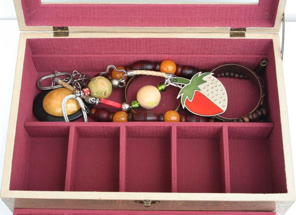 Caixa em madeira para guardar jóias