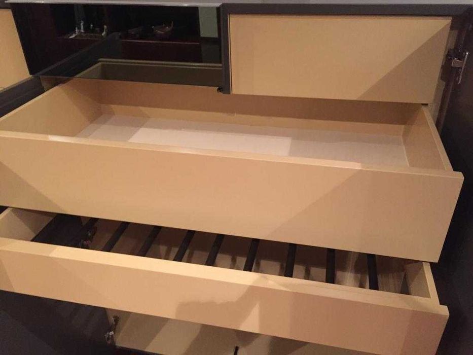 Móvel de decoração com bastantes arrumos.