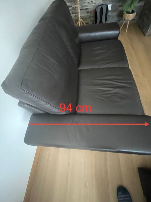 Sofá 2 lugares em pele cor castanho escuro .