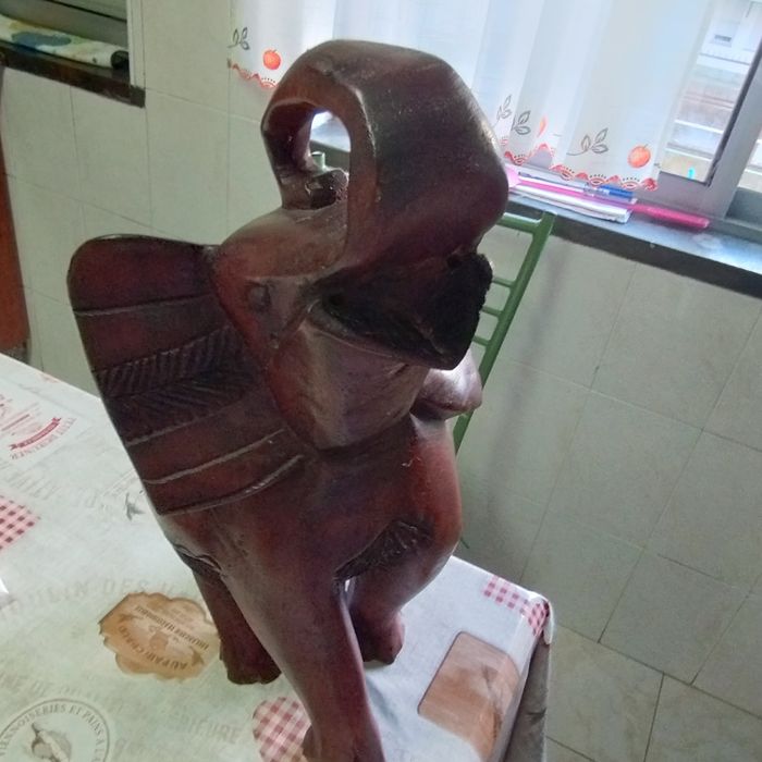 Estátua em pau santo de elefante