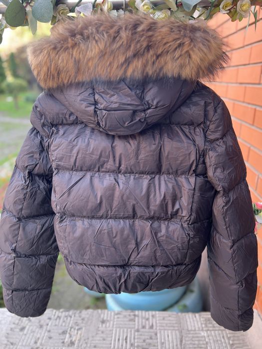 Чорний жіночий укорочений пуховик Moncler