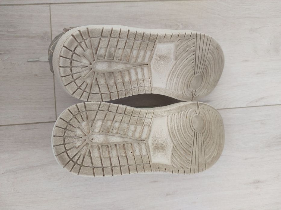 Holograficzne srebrne sneakersy Cropp 38