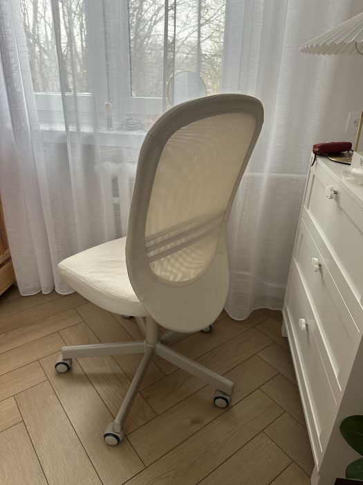 Beżowe krzesło obrotowe biurowe IKEA FLINTAN