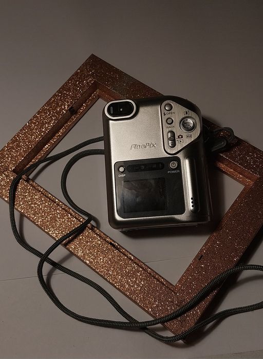 Aparat  w kolorze srebrnym