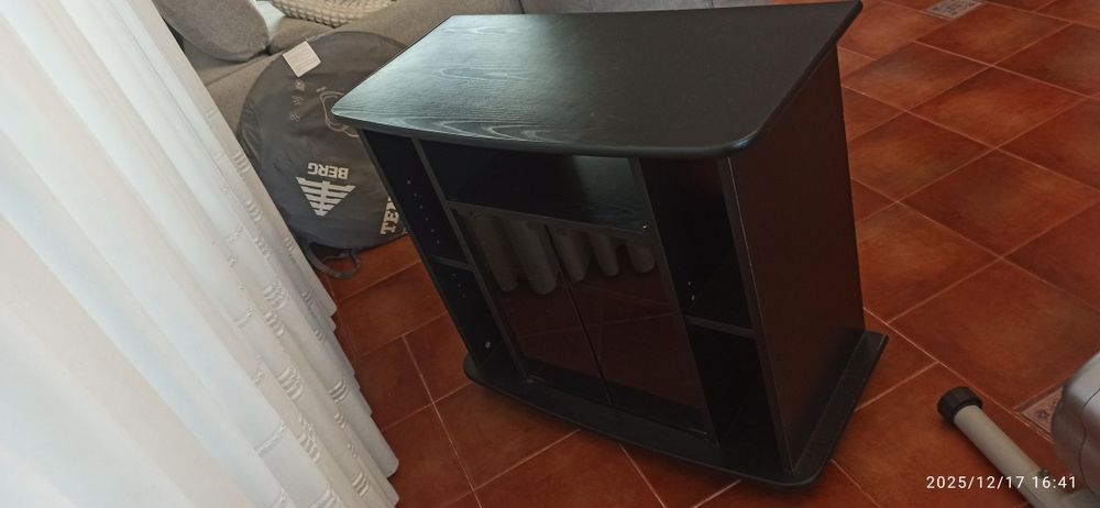 Móvel de tv com portas de vidro