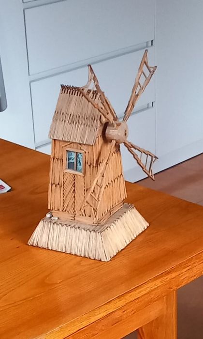 Wiatrak zrobiony z zapałek