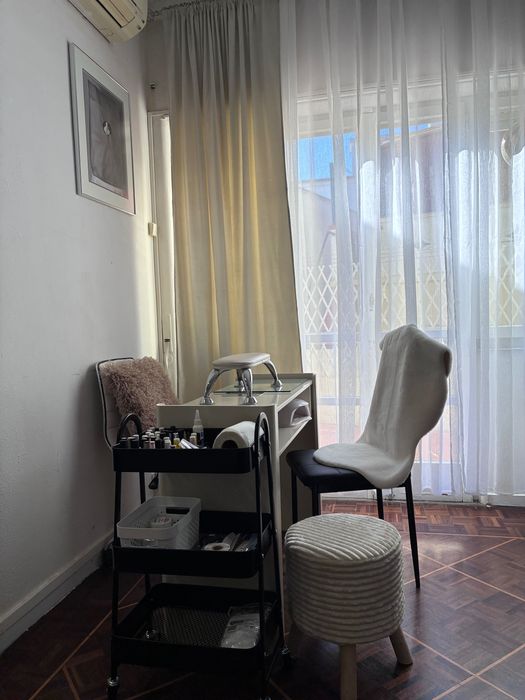Alugasse mesa de manicure, cadeiras para cabeleireiro, barbeiro.