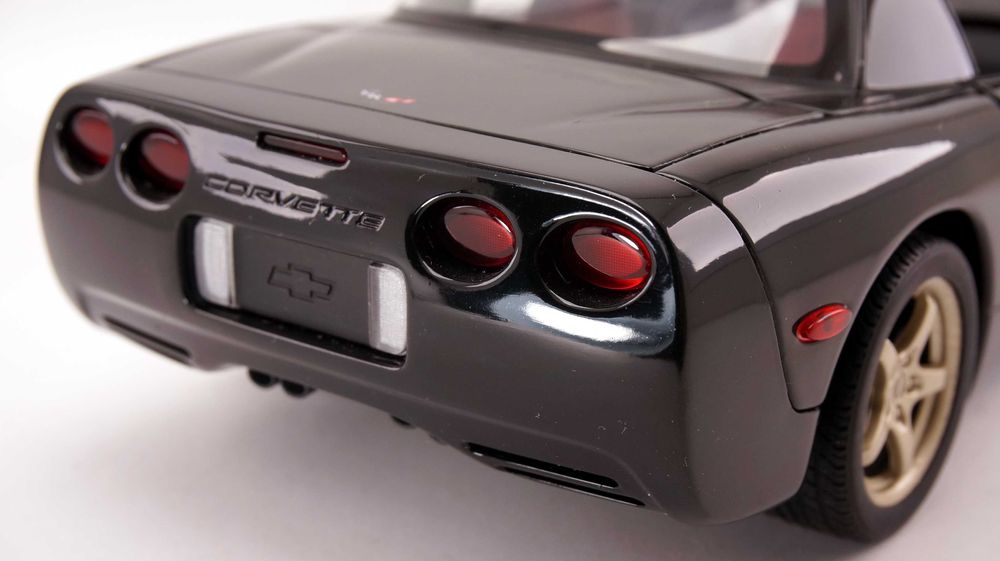 Модель UT Models AUTOart 1:18 Chevrolet Corvette (C5) Hardtop