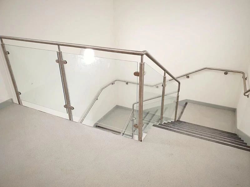 Montaż balustrad nierdzewnych systemowych