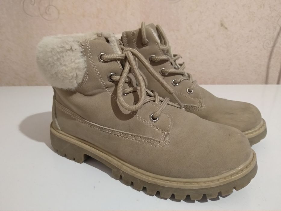 Продам демисезонные ботинки для девочки р. 31, стелька 20 см.