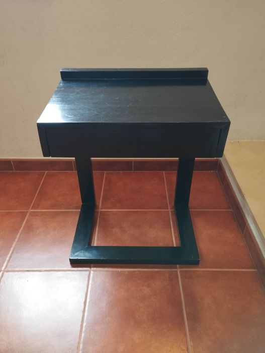 Mesa de apoio em madeira escura