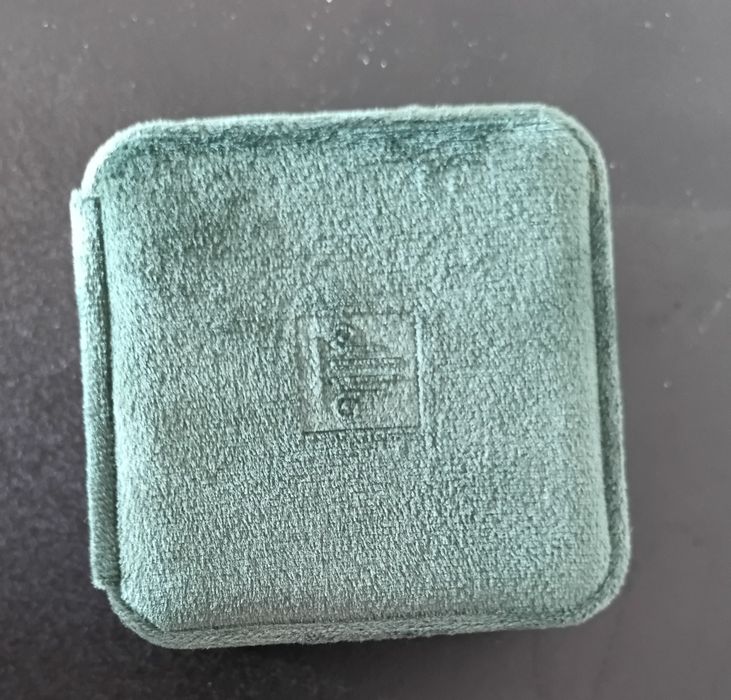 Cruz Joia de Ouro de Lei, Esmeralda, Safira, 1 Rubi e 224 Zirconites.