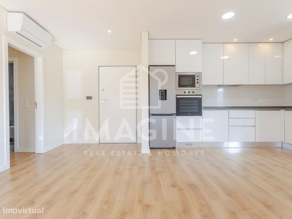Apartamento T3 com varanda e parqueamento na Quinta da Amizade, Set...