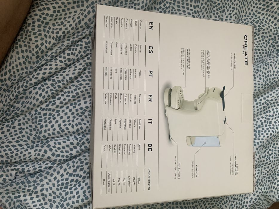 w zestawie ekspres do kawy i czajnik do podgrzewania mleka,