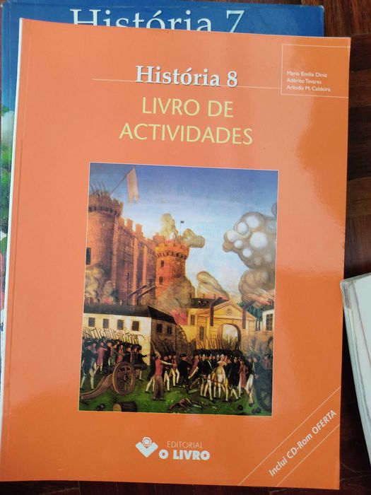 Livros escolares de diferentes anos de ensino e disciplinas