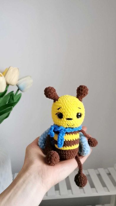 Pszczóla na szydełku, maskotka przytulanka handmade, dekoracja