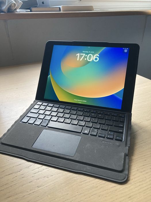 iPad 9 generacji 64 GB + klawiatura i case